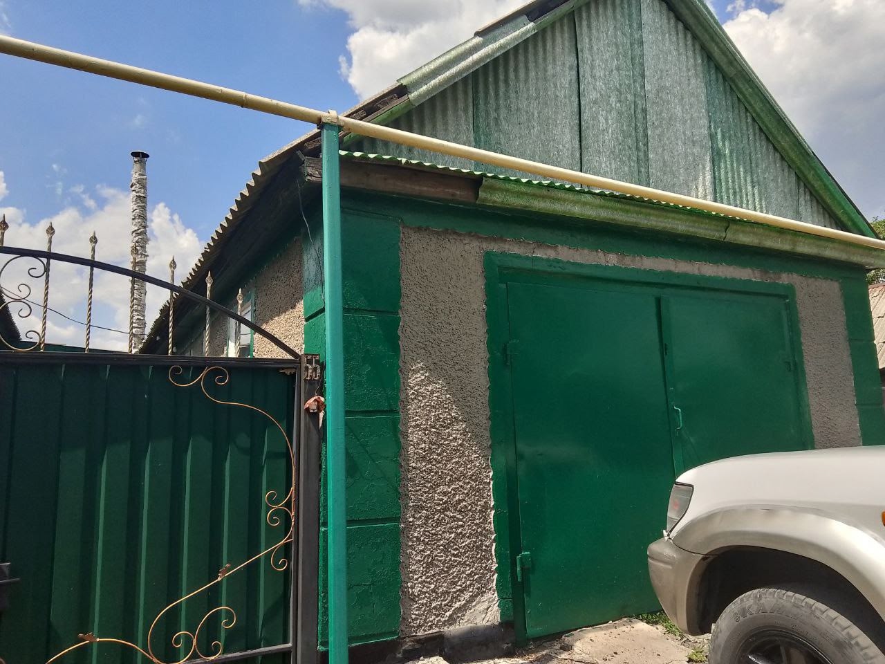 Продаётся дом в районе Залесье, ул им Крупской, состоит из 2-х домов соедененных коридором, в большом новом доме 1982г постройки 4 жилых комнаты, в маленьком доме сделана ванная комната и туалет, большая кухня, стоит газ котёл и печку тоже оставили, отопление газовое, но в любой момент можно сделать печным об...