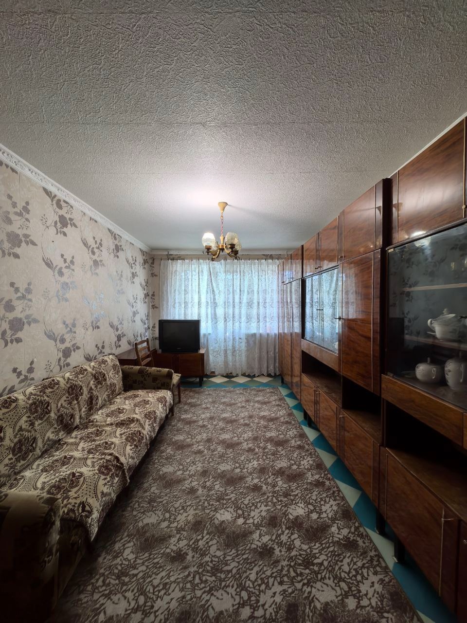 🏡 2-комнатная квартира кв. Солнечный р-н. супермаркет "Спар" О квартире: 3/5 эт. панельного дома (автономное отопление), общ. пл. 43,7 кв. м. — 2 изолированные просторные и светлые комнаты. — Совмещённый санузел. — Балкон для дополнительного хранения. — Автономное отопление — экономия на коммунальны...