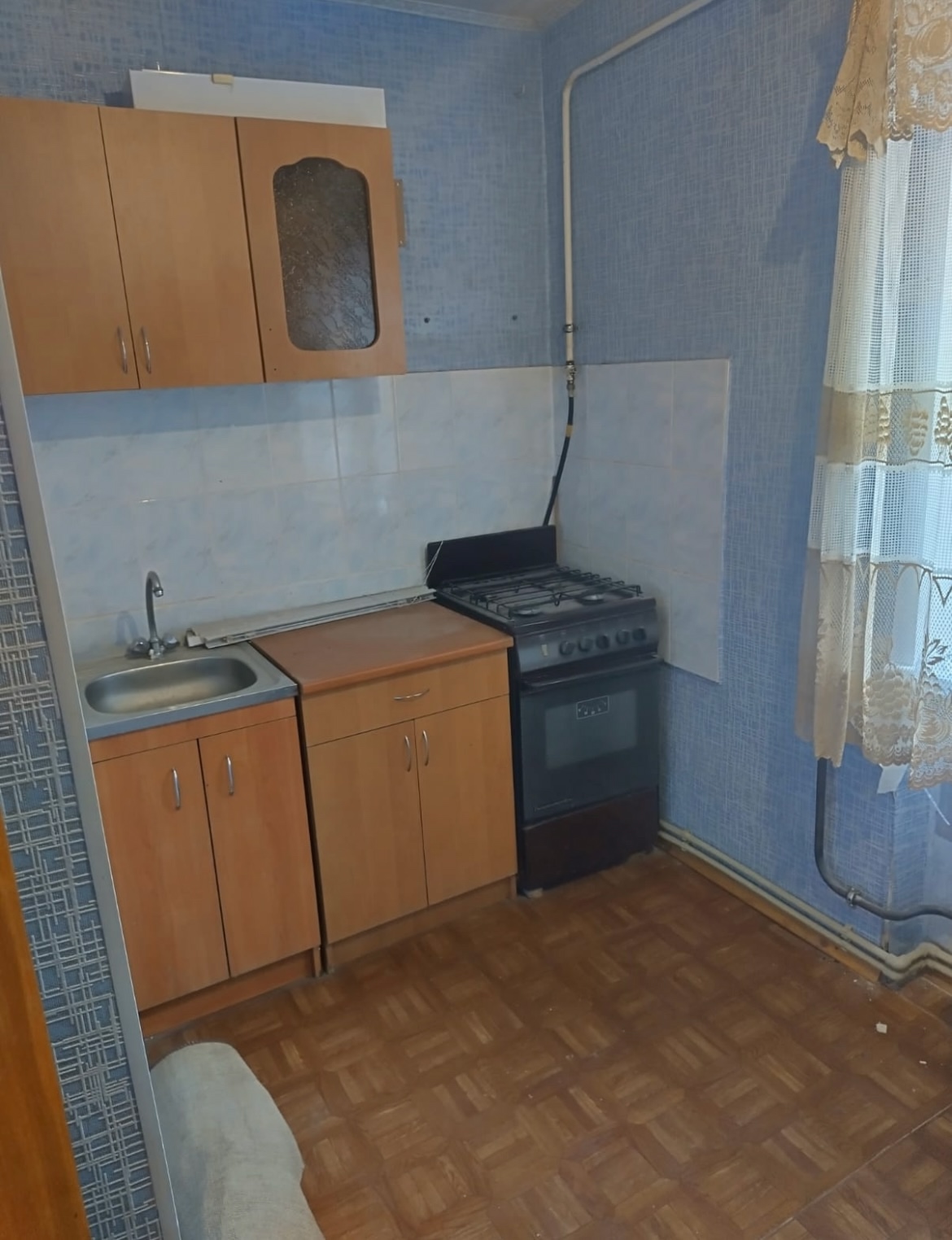 Продам однокомнатную квартиру, на первом этаже (дом постройки 2000-х годов), район Мирный ,улица Ялтинская. Общая площадь 36.3 кв. м. Окна металлопластиковые, выходят во двор. Тихий двор,в шаговой доступности остановка .В квартире газовое отопление, водонакопительный бак,полы линолеум. Цена 900 тыс. рублей. П...