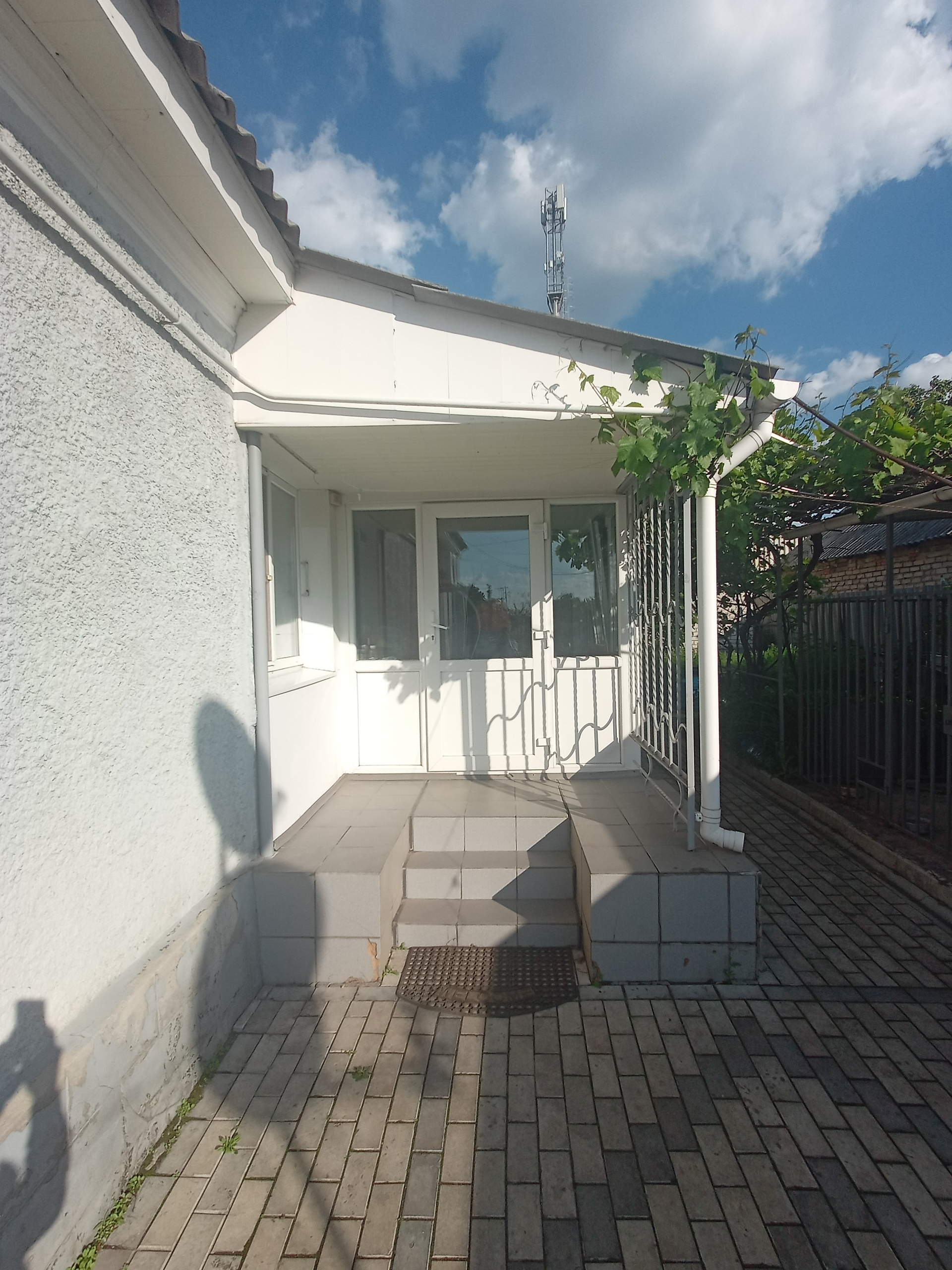 Продажа дома 77,7 м² в Артемовском районе (п. Кассиора, 4-й Каспийский проезд) ✅ 5 комнат, косметический ремонт ✅ Полностью готов к проживанию — мебель и техника остаются ✅ Газ, вода, электричество — всё заведено ✅ Пластиковая разводка, окна ПВХ, газовый котёл, бойлер ✅ Просторный двор (плитка), гараж, навес,...